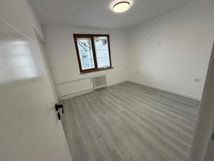 Apartament cu 3 camere semidecomandat în Berceni