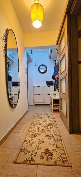 Apartament cu 3 camere semidecomandat în Berceni