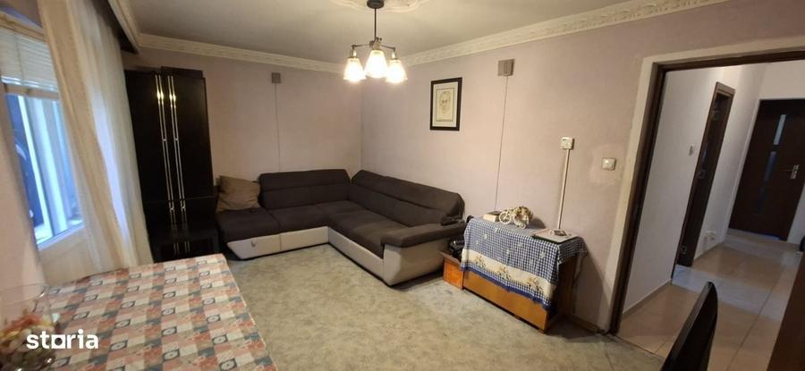 Apartament cu 3 camere decomandat în Est