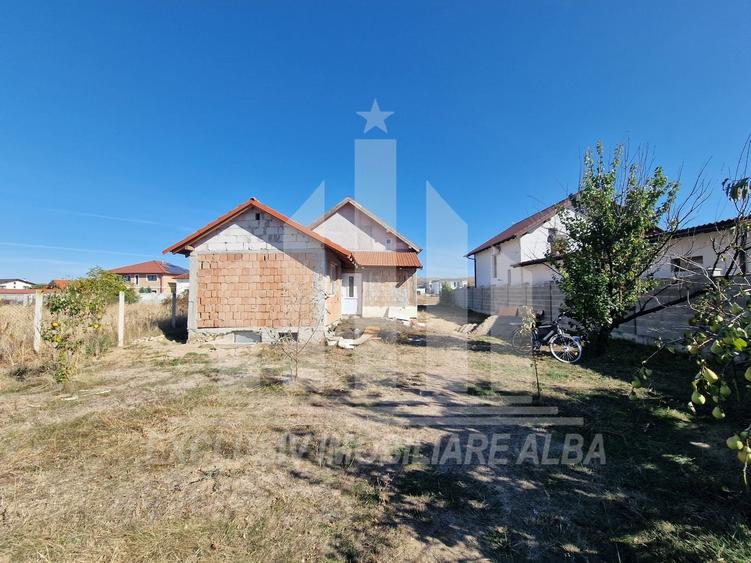 Casă individuală cu 3 camere cu Canalizare în Sud