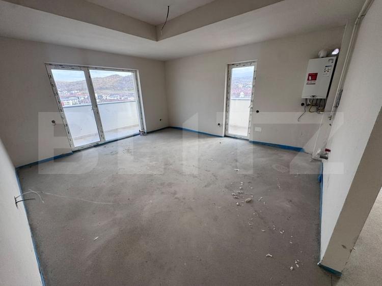Apartament cu 3 camere semidecomandat în Florești