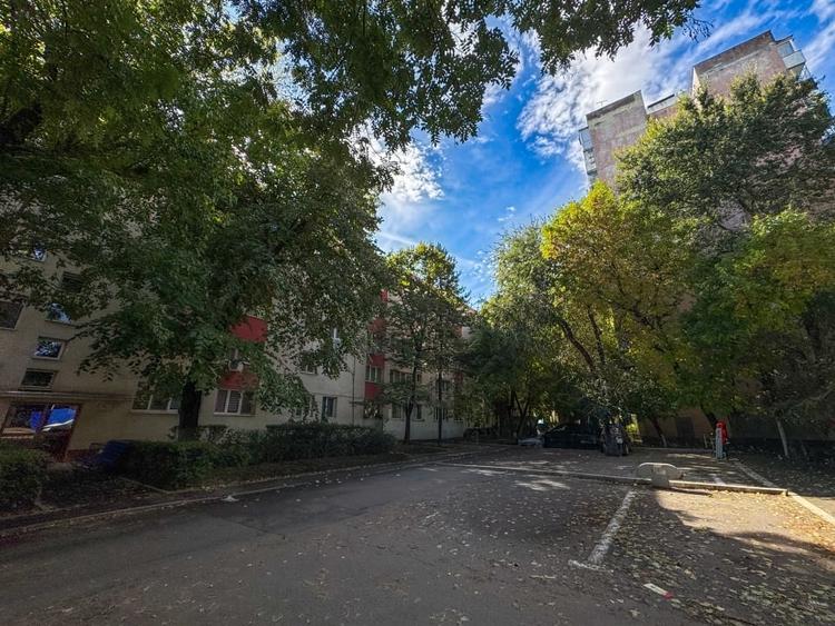 Apartament cu 3 camere semidecomandat în Olteniței