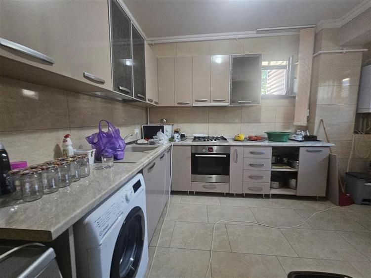 Apartament cu 4 camere decomandat, mobilat în Dămăroaia