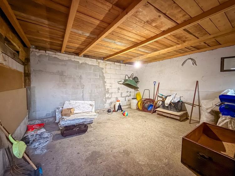 Casă individuală cu 8 camere cu Teren 1318 Mp în Central