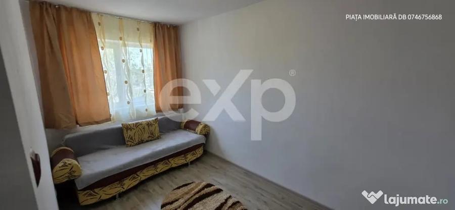 Apartament cu 3 camere semidecomandat în Micro 9