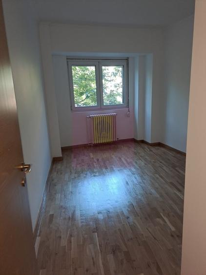 Apartament cu 4 camere semidecomandat în Splaiul Unirii