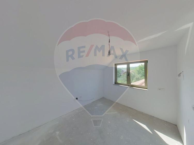 Casă individuală cu 5 camere cu Teren 659 Mp în Câmpulung la Tisa