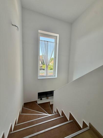 Casă individuală cu 4 camere cu Garaj în Sânmihaiu Român