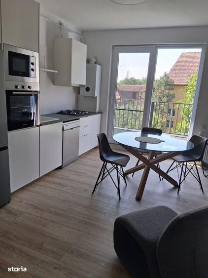 Apartament cu 3 camere decomandat în Exterior Vest