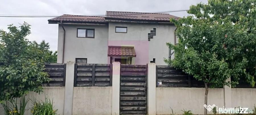 Casă cu 4 camere cu Teren 500 Mp în Săbăreni