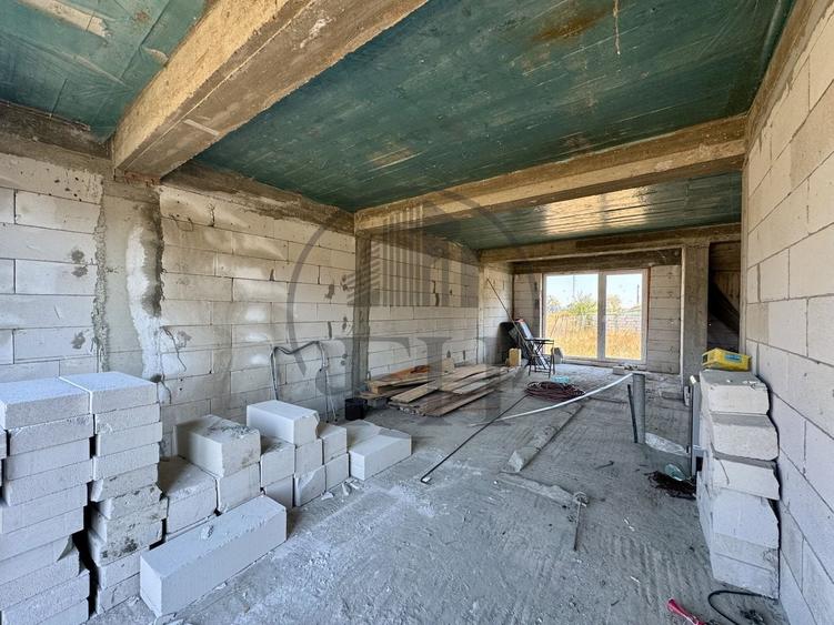 Casă individuală cu 5 camere cu Canalizare în Est