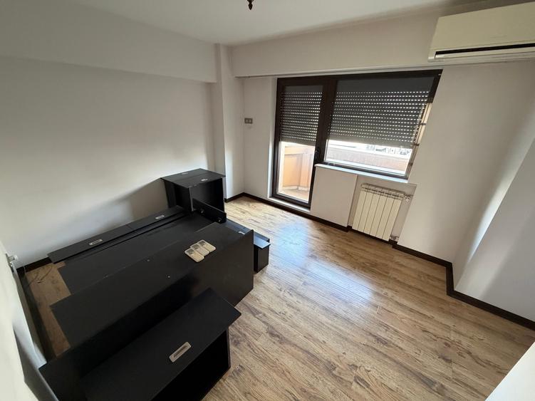 Apartament cu 4 camere semidecomandat în P-ța Victoriei
