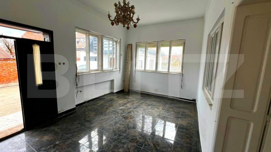 Casă individuală cu 6 camere cu Canalizare în Central