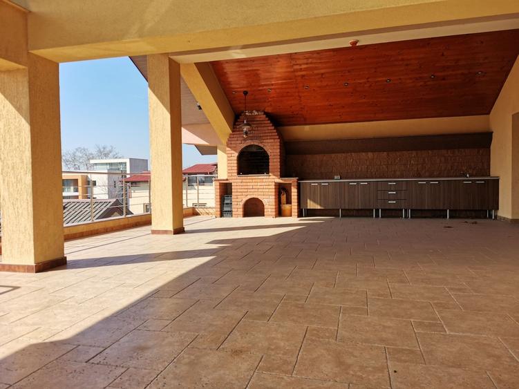 Casă individuală cu 7 camere cu Canalizare în Băneasa