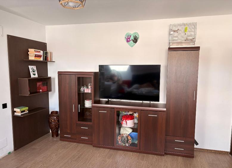 Apartament cu 4 camere semidecomandat în Florești