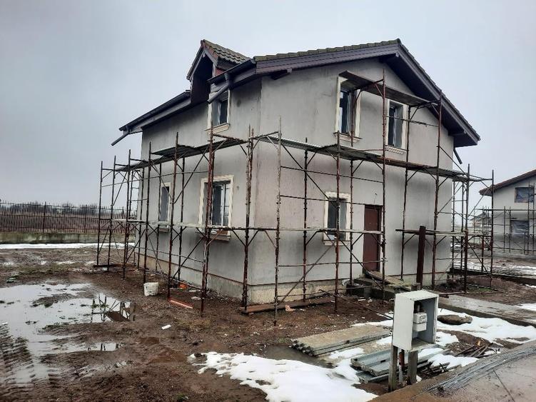 Casă individuală cu 5 camere cu Teren 500 Mp în Bâcu