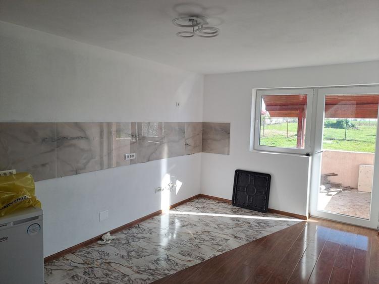 Casă cu 3 camere în Brăteștii de Jos