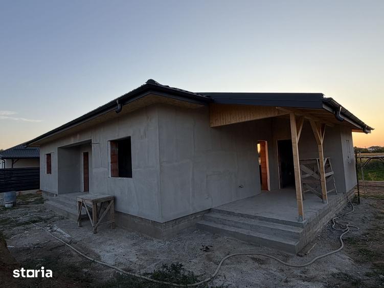 Casă cu 4 camere cu Teren 500 Mp în Joița