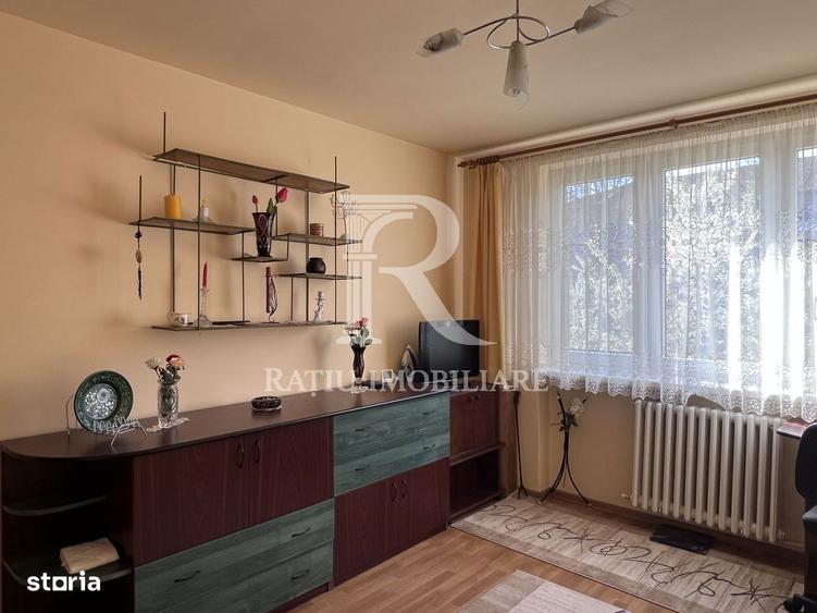 Apartament cu 3 camere semidecomandat în Orașul Nou