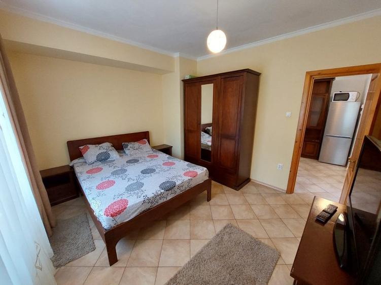 Apartament cu 3 camere decomandat, mobilat în Prundu