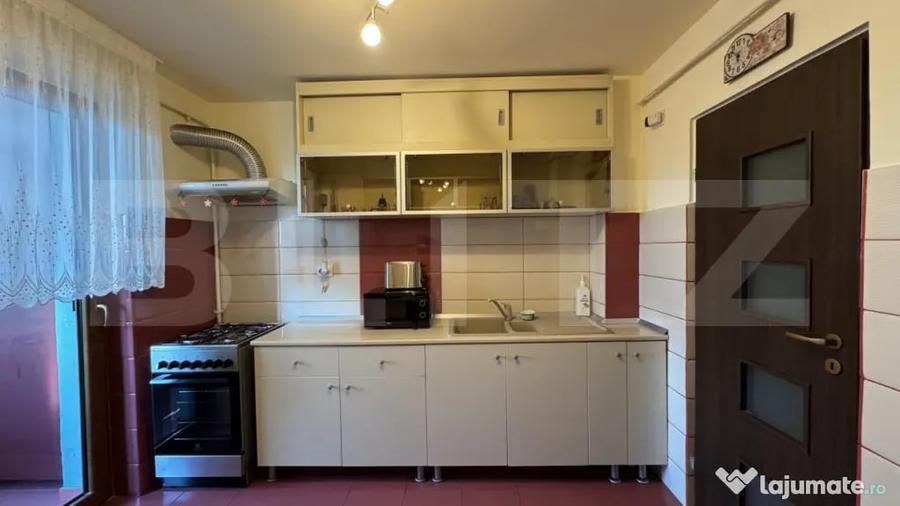 Apartament cu 3 camere semidecomandat, mobilat în George Enescu