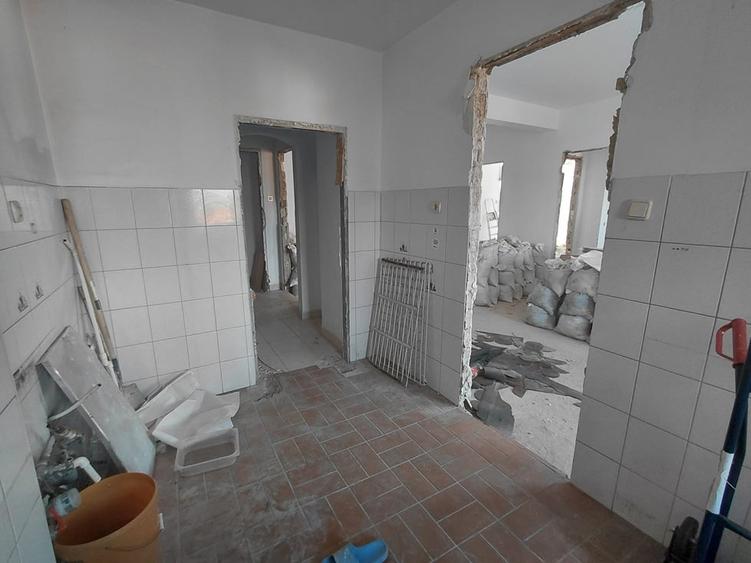 Apartament cu 3 camere semidecomandat în Grădina Icoanei