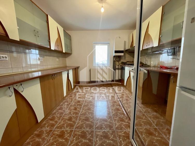 Apartament cu 3 camere decomandat în Girocului