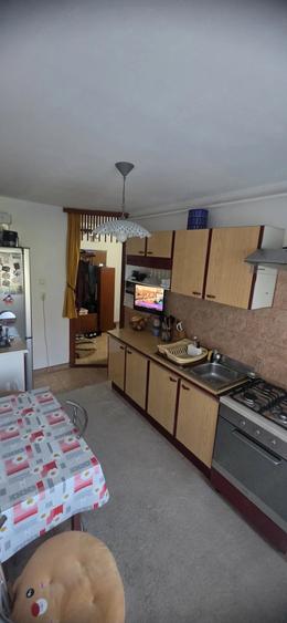 Apartament cu 3 camere semidecomandat în Florilor