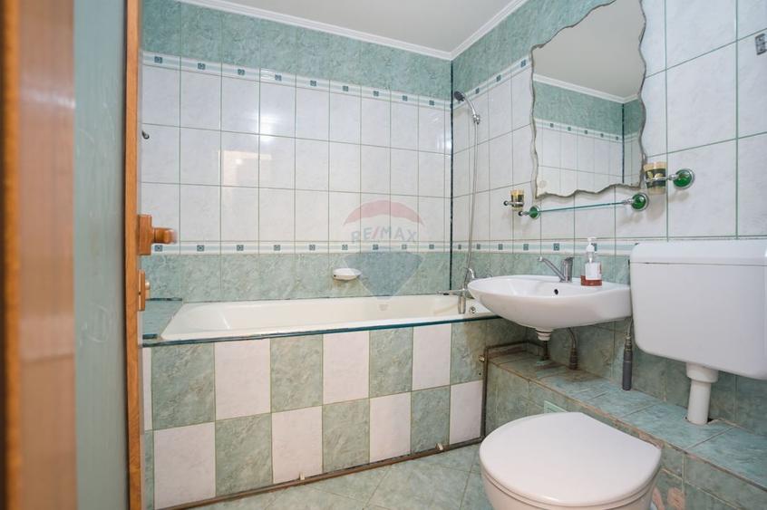 Apartament cu 3 camere decomandat în Spital