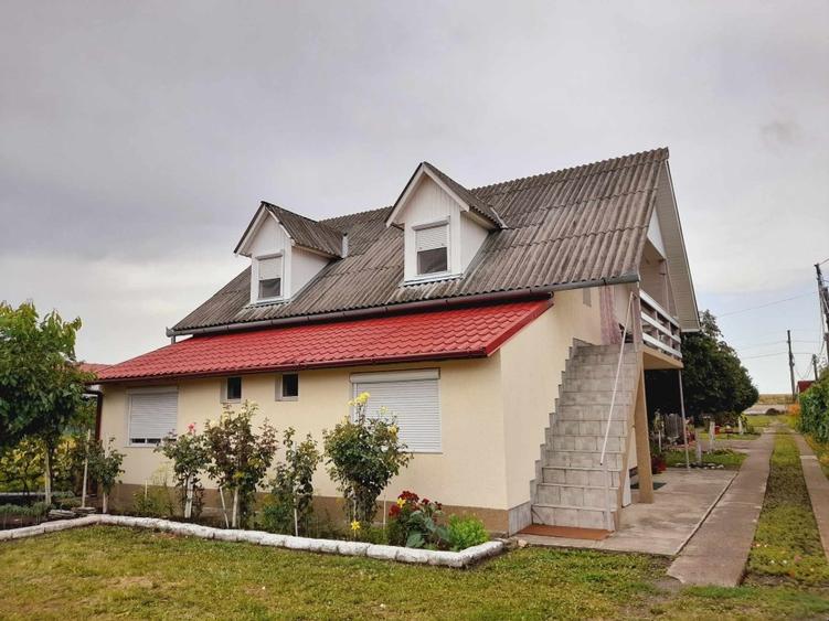 Casă cu 5 camere cu Canalizare în Vest