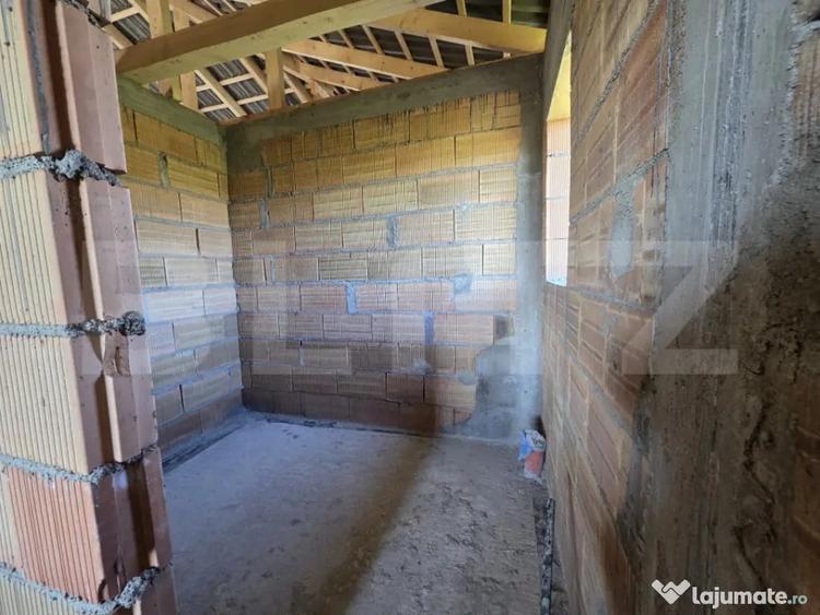 Casă cu 4 camere cu Teren 800 Mp în Amați