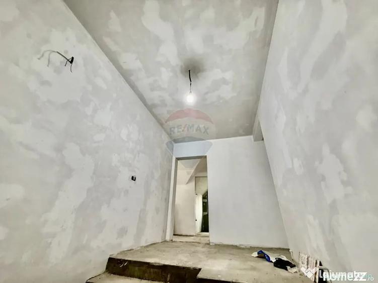 Casă cu 7 camere cu Teren 615 Mp în Est