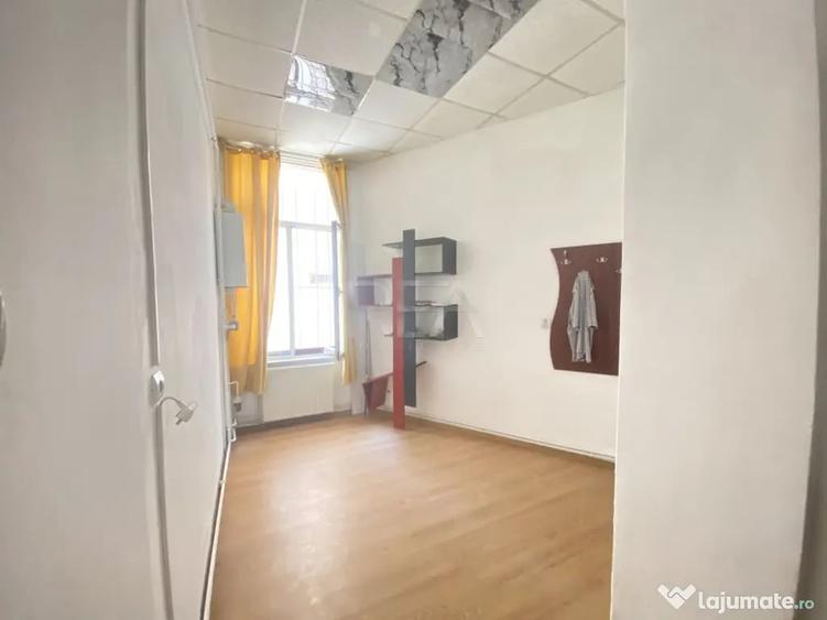Apartament cu 3 camere semidecomandat în Regina Elisabeta