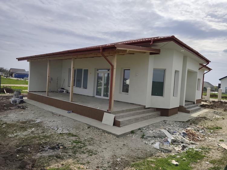 Casă individuală cu 3 camere cu Canalizare în Gulia