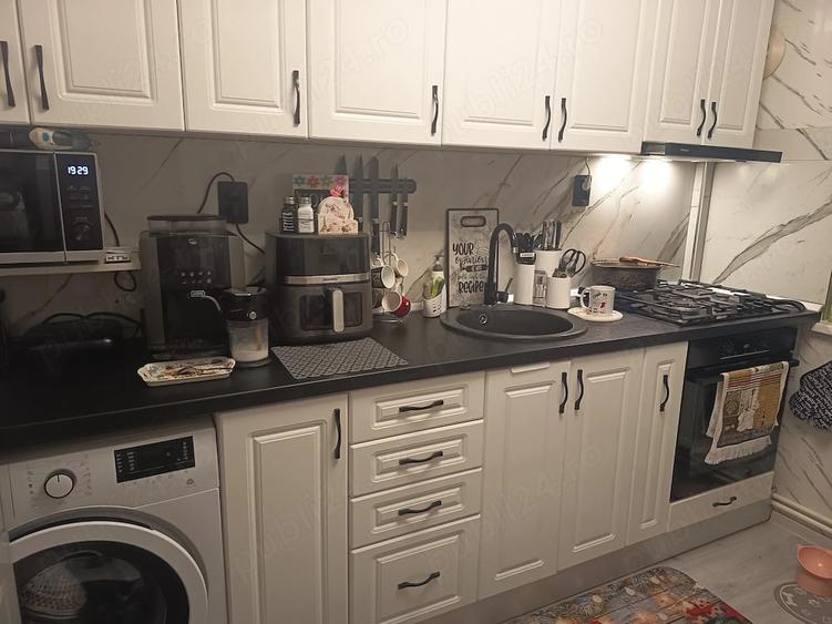 Apartament cu 4 camere semidecomandat în Obor