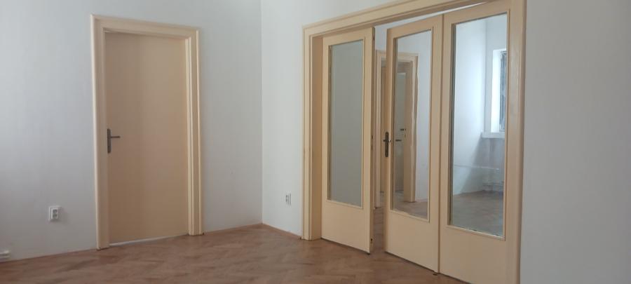 Apartament cu 3 camere semidecomandat în Batistei