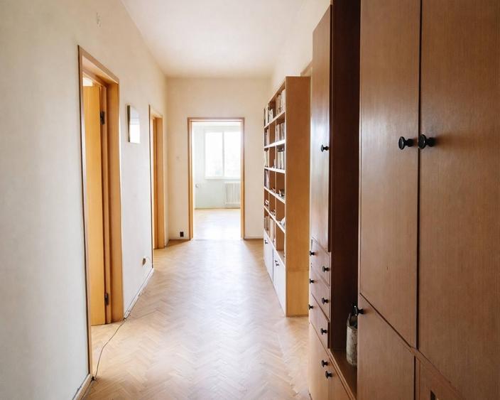Apartament cu 4 camere decomandat în Central