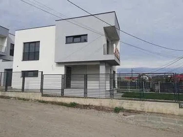 Casă individuală cu 5 camere cu Canalizare în Iris