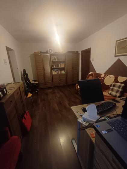 Apartament cu 3 camere semidecomandat în Podu Roș