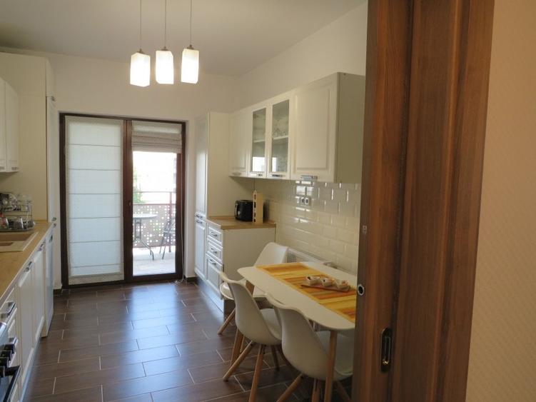 Apartament cu 3 camere semidecomandat, mobilat în Tudor