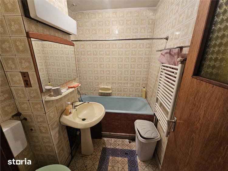 Apartament cu 3 camere semidecomandat, mobilat în Central