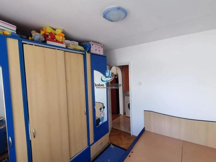 Apartament cu 3 camere semidecomandat în Calea Romanului