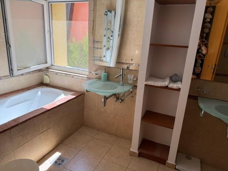 Duplex cu 7 camere cu Canalizare în Central