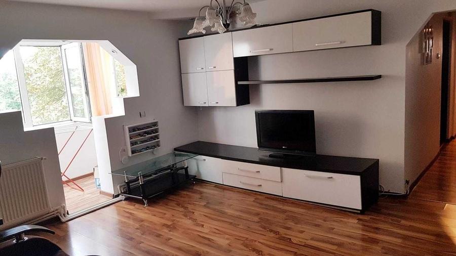 Apartament cu 3 camere semidecomandat în Micro 3