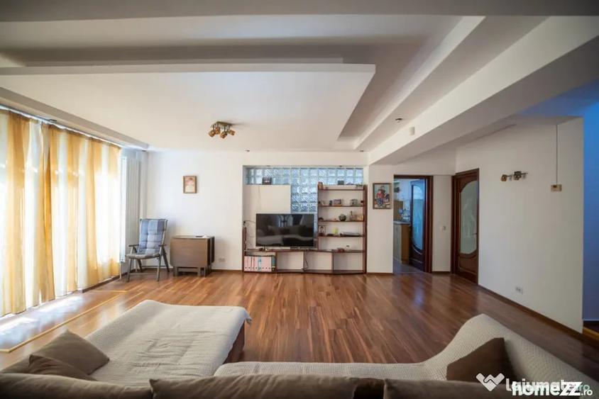 Casă cu 6 camere cu Teren 558 Mp în Central