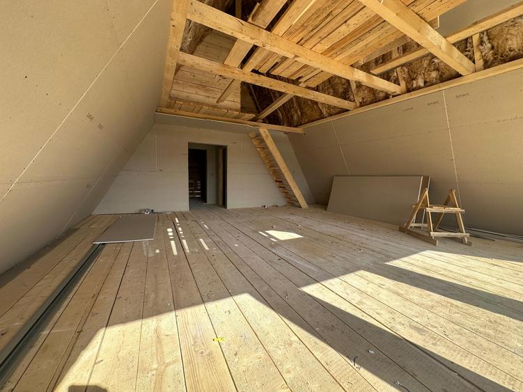Casă cu 4 camere cu Teren 865 Mp în Sânpetru