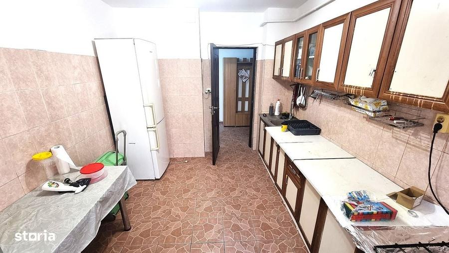 Apartament cu 3 camere decomandat în Nicolina