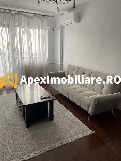 Apartament cu 3 camere semidecomandat, mobilat în Titan