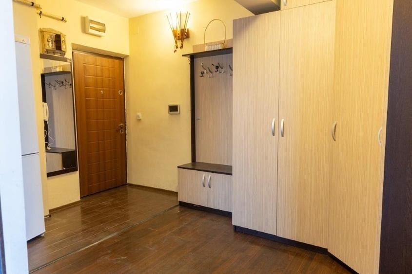 Apartament cu 3 camere, mobilat în Central