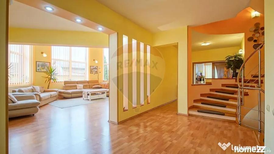 Casă cu 10 camere cu Teren 1300 Mp în Hălchiu